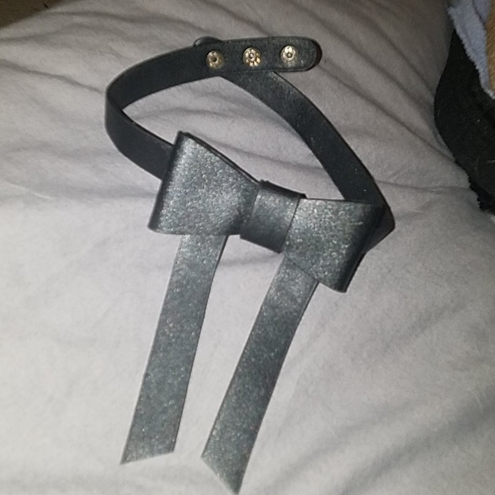 Bow tie choker